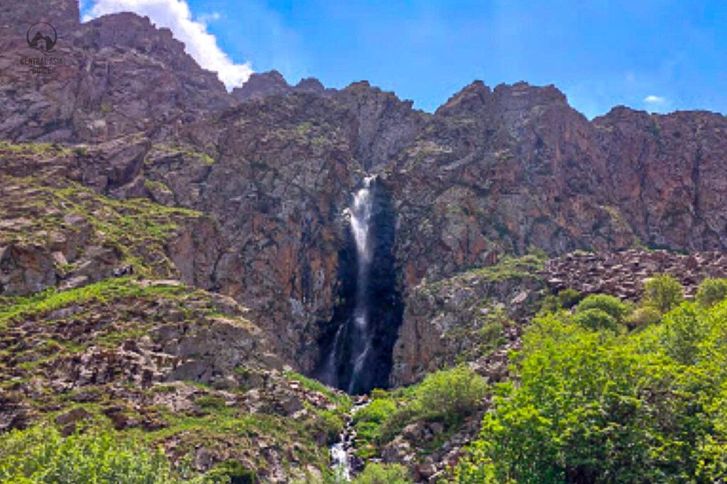 Wasserfall im Nationalpark Ak Sai Ala Archa in Kirgisistan