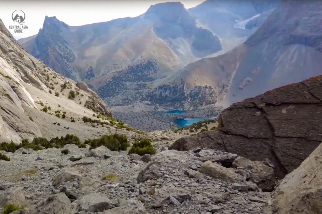 Blick auf die Alaudin-Seen vom Pass zwischen den Tälern Alaudin und Kulikalon