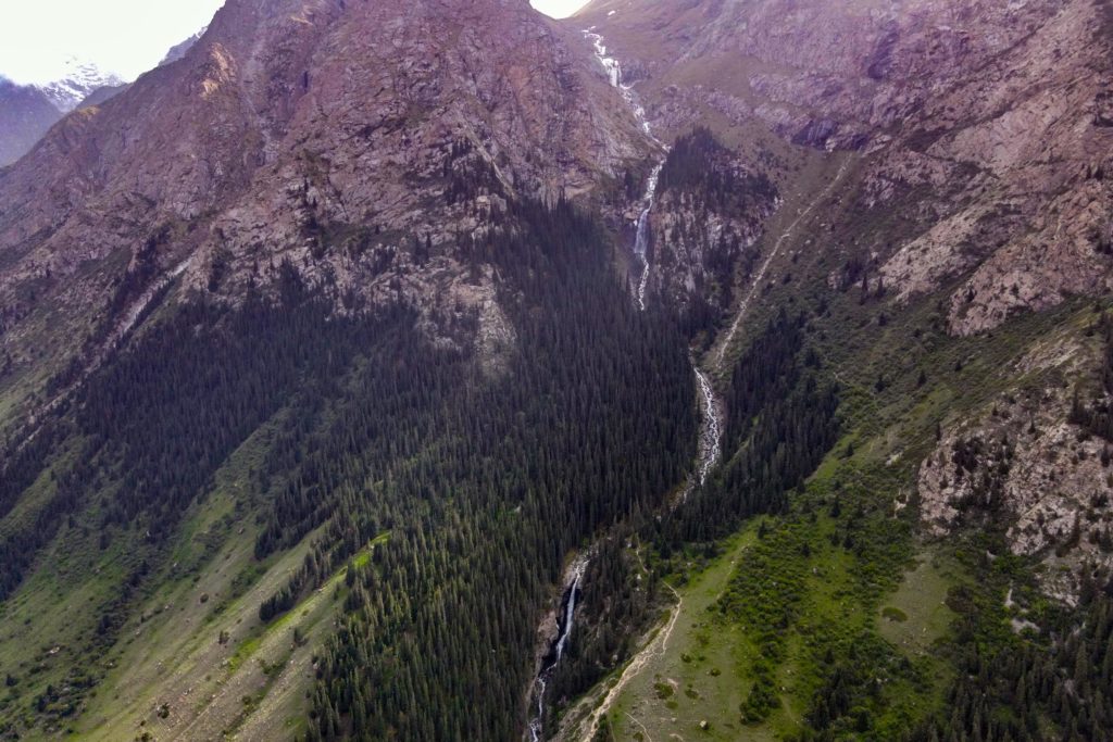 Alle drei Wasserfälle des Barskoon Valley