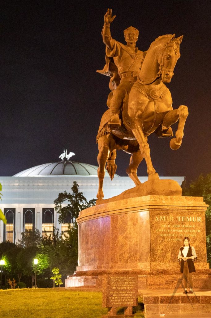 Statue von Amir Timur in Taschkent in der Nachtbeleuchtung