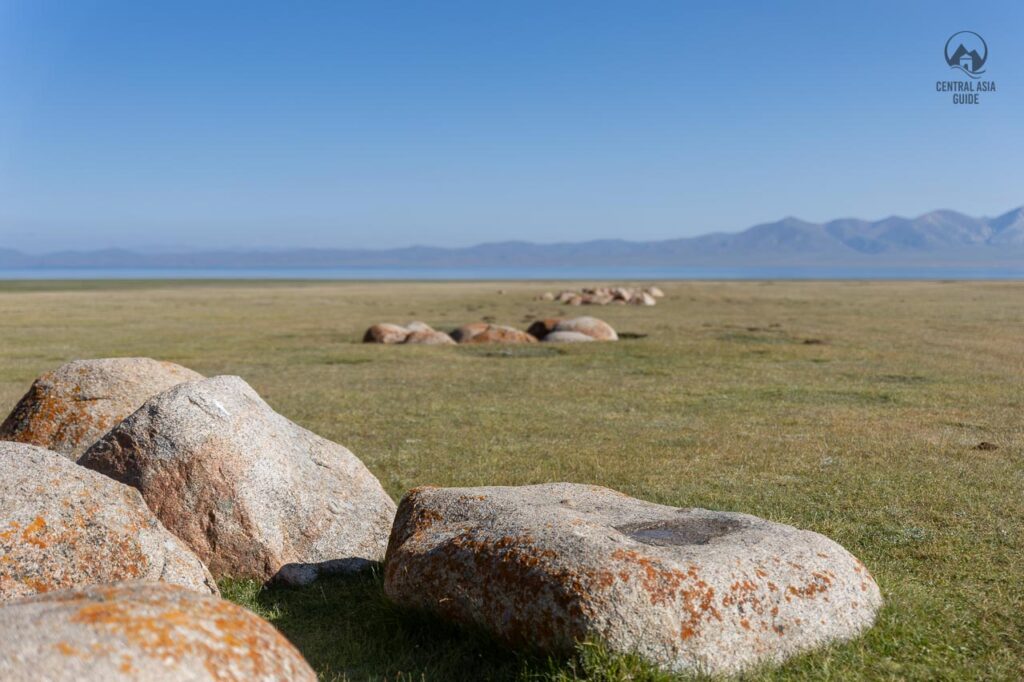 Uralte Steinformationen, die von den Nomaden der Vergangenheit am Song Kul See geschaffen wurden