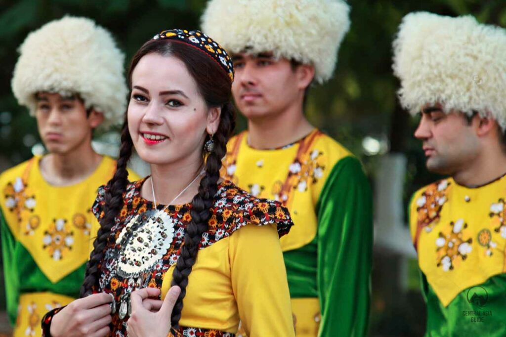Eine Gruppe turkmenischer Tänzer in traditioneller Festkleidung in Ashgabat