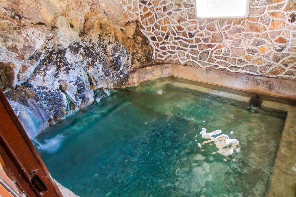 Der Pool der heißen Quelle Bibi Fatima im Pamir Wakhan Tal