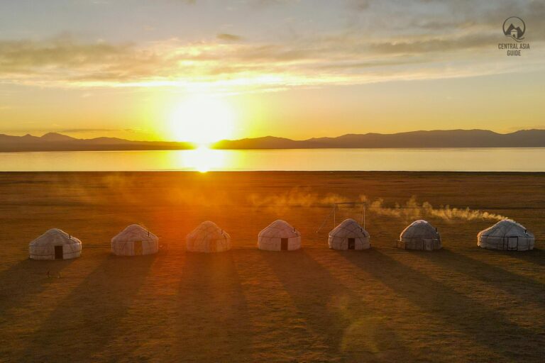 Zentralasien Reisen Song Kul Sonnenuntergang mit Jurten