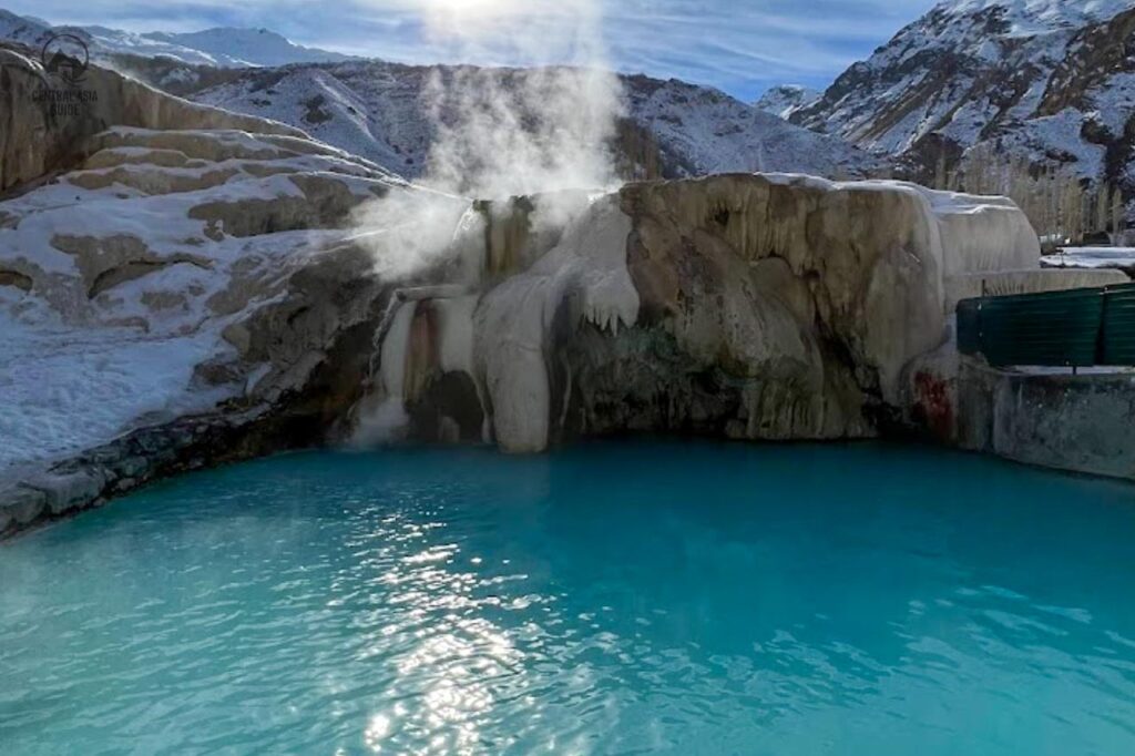 Dampfendes Wasser in der heißen Quelle Garm Chashma im Winter