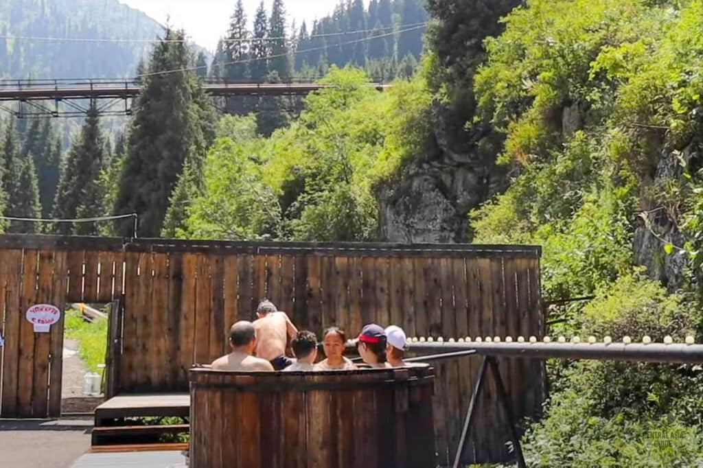 Gorelnik heiße Badewanne heiße Quelle in der Nähe von Almaty