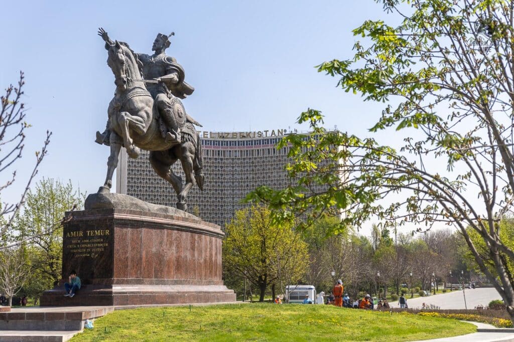 Hotel Tashkent und Amir Timur-Statue im Zentrum von Tashkent