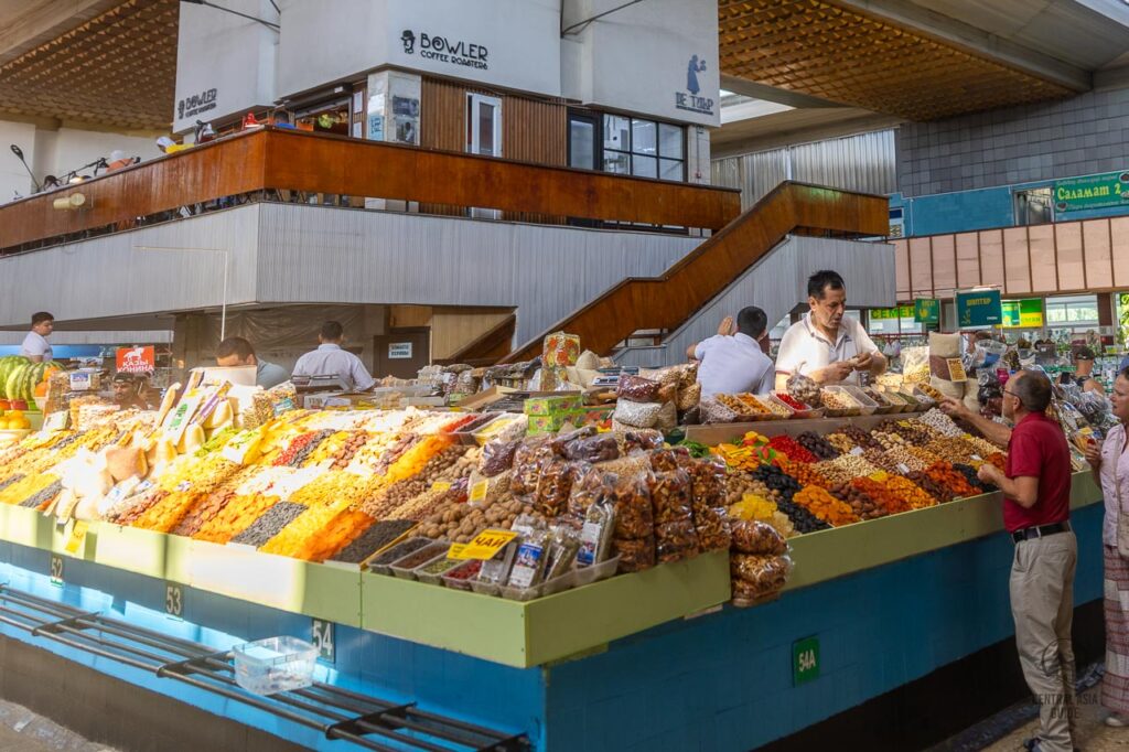 Kasachische Trockenfrüchte und Nüsse auf dem grünen Basar von Almaty