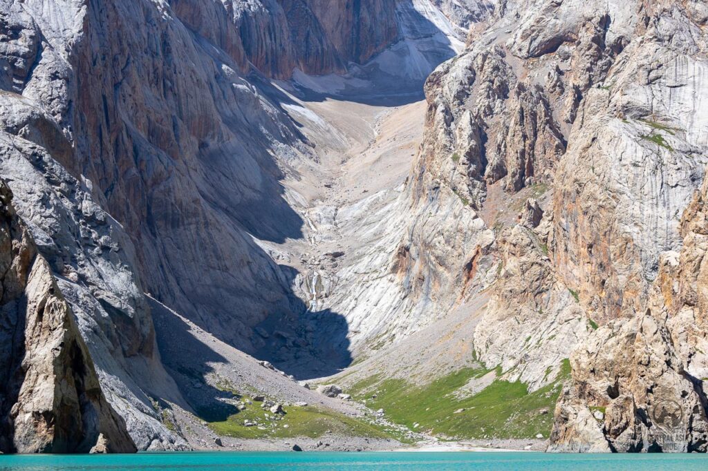 Wasserfall in Kel Suu neben einem Gletscher