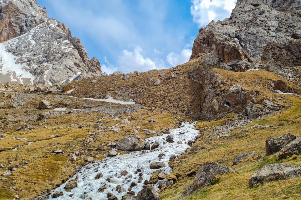 Der Fluss Kurumduk beginnt unterirdisch in der Nähe des Kel Suu Dammes