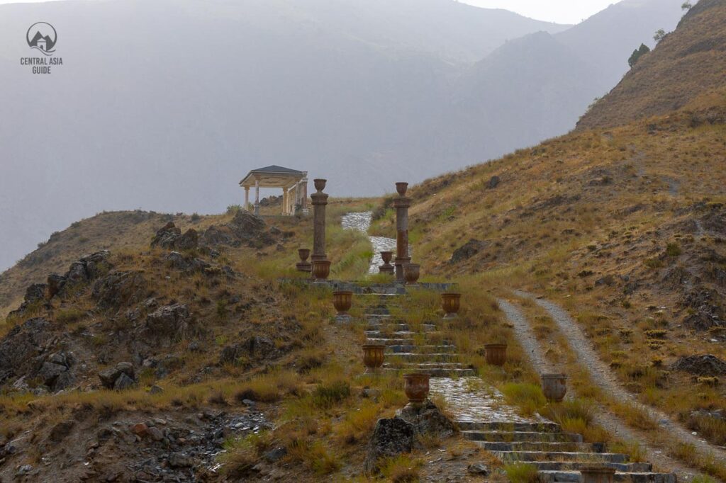 Ein Weg mit Säulen, der zum Dorf Kharon im Pamir hinaufführt