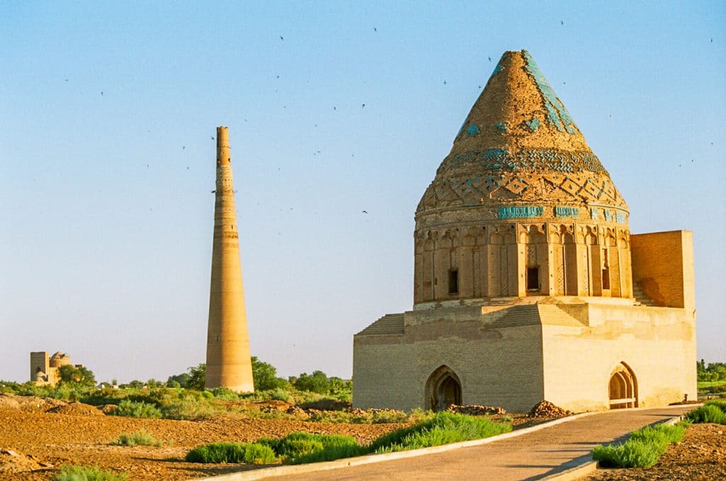 Sultan Tekesh Mausoleum mit Timur Qutlugh Minarett im Hintergrund in Konye Urgench