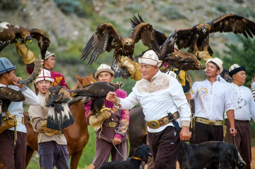 Kirgisische Kulturschau mit Adlerjägern und ihren Adlern