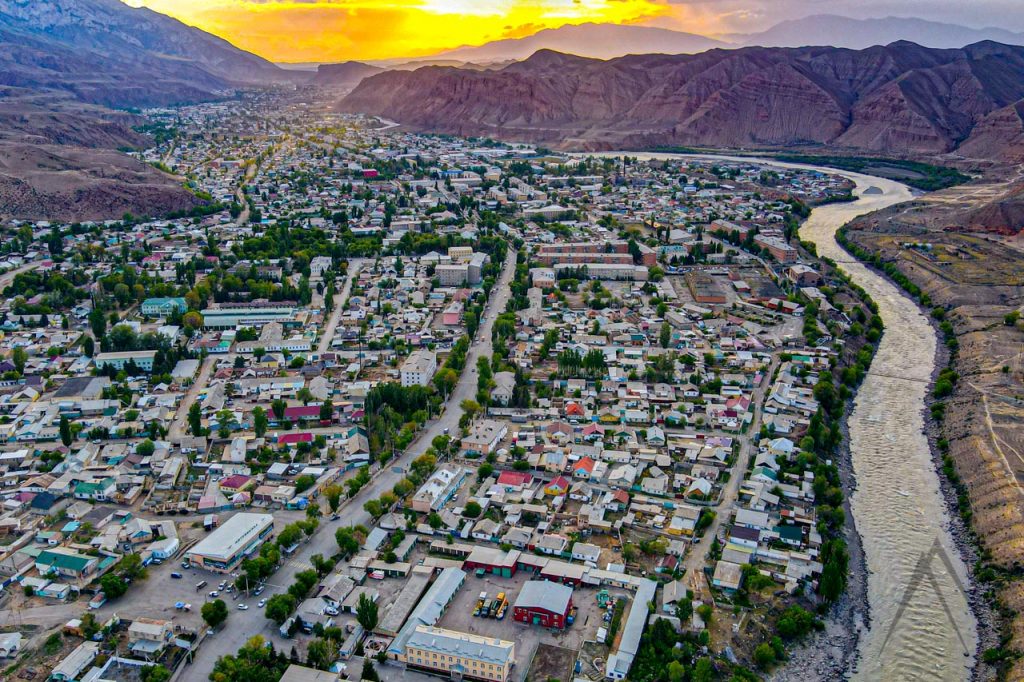 Der Fluss Naryn fließt durch die Stadt Naryn