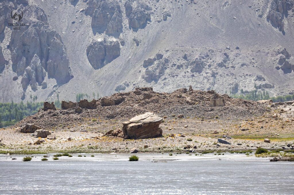 Ruinen einer Festung auf der afghanischen Seite des Wakhan-Tals jenseits des Panj-Flusses