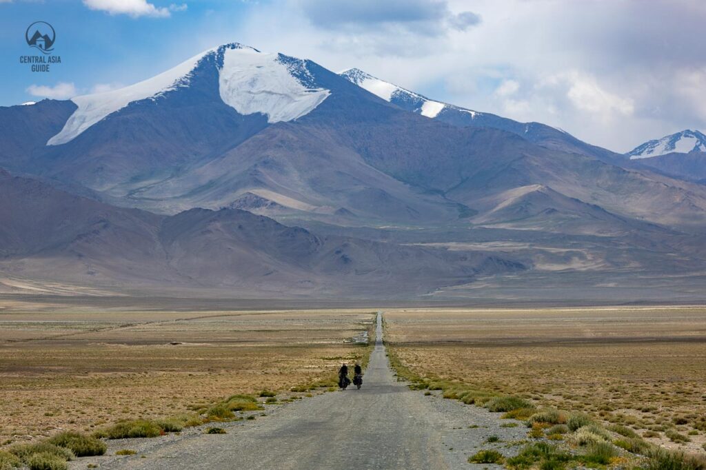 Pamir-Autobahn mit Radfahrern
