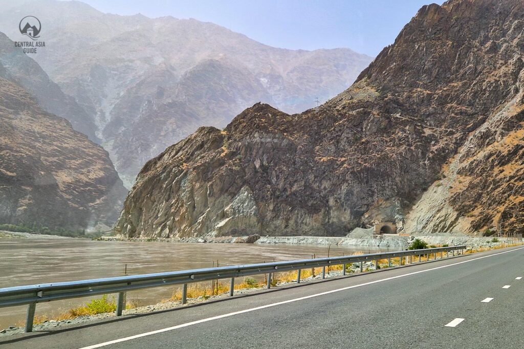 Ein Abschnitt der Pamir-Autobahn mit gutem, kürzlich hergestelltem Asphalt