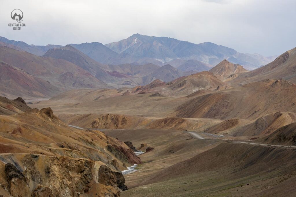 Trockene zerklüftete Berge im Pamir