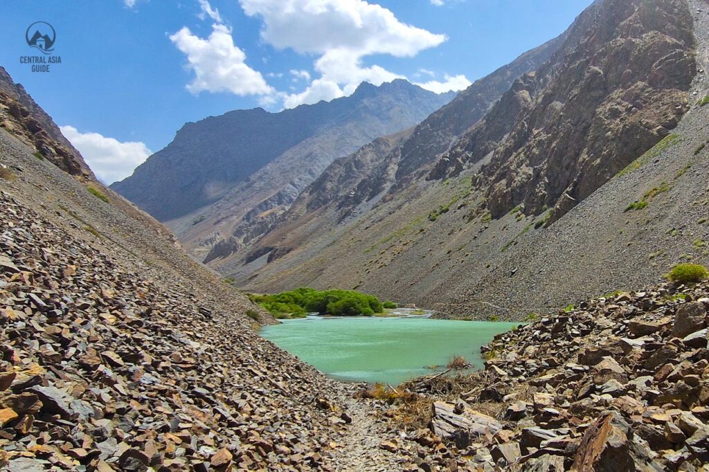 Trekking- oder Wanderroute zu einem Dorf im Pamir