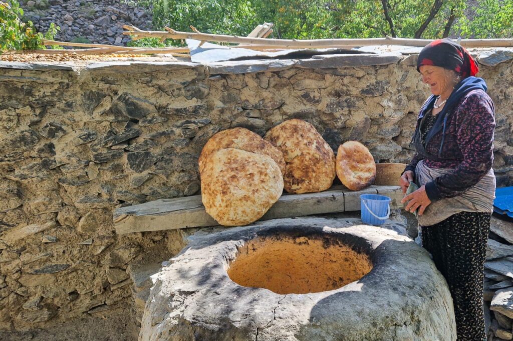 Pamirisches Brot wird in einem Tandir im Dorf Jizev zubereitet