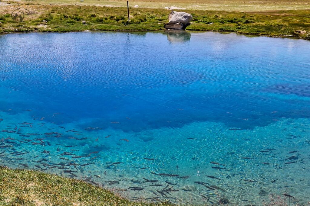Ein heiliger See am Pamirsee mit azurblauer Farbe. Der See erhält sein Wasser aus einer Quelle