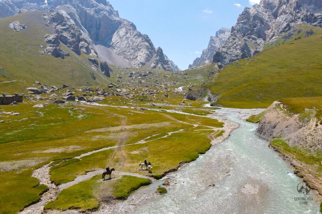Reiten nach Kel Suu und Überqueren eines Flusses auf dem Weg