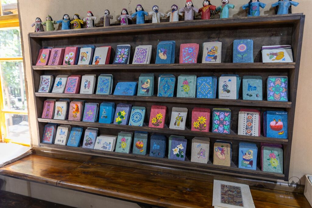 Postkarten und Puppen aus Samarkand-Papier im Laden der Papierfabrik