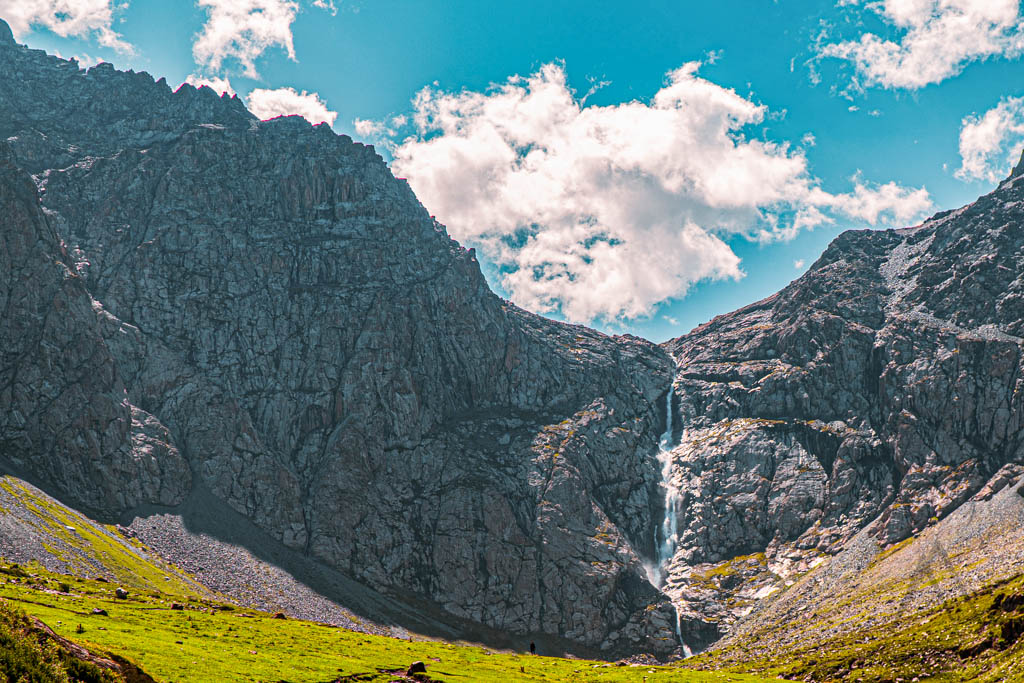 Shar-Wasserfall in der Bash Kaindy-Schlucht in der Region Naryn in Kirgisistan