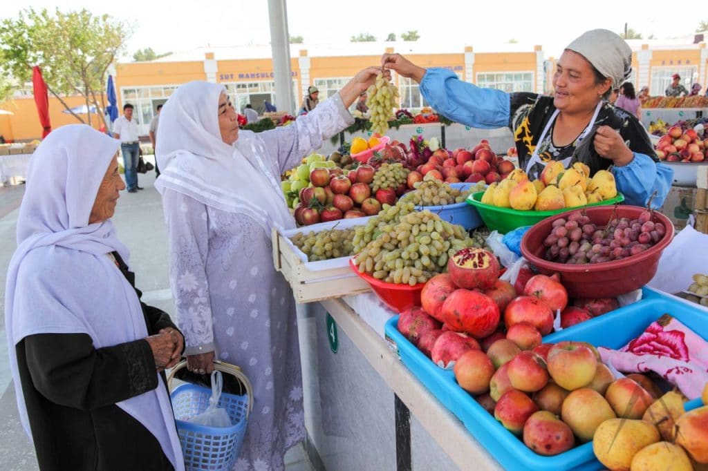 Spätsommer- oder Herbstbasar mit Früchten in Usbekistan