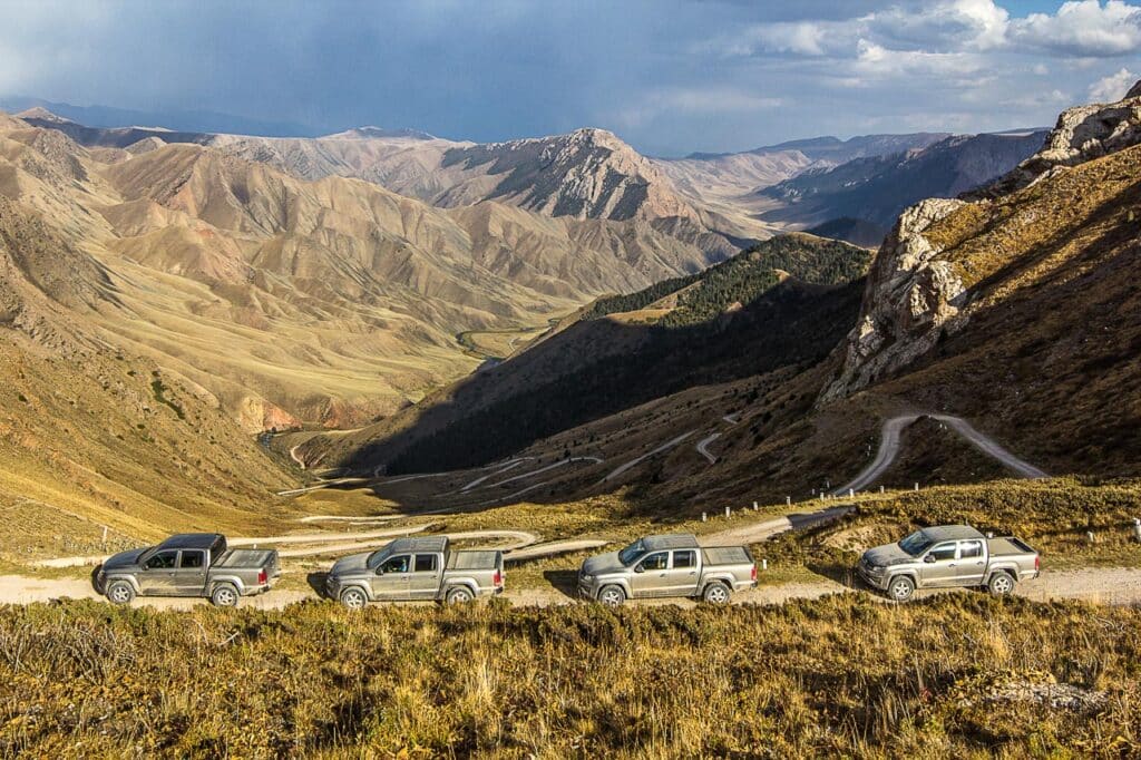 Son Kul ist ein großartiges Ausflugsziel für Motorradfahrer. Im Bild ist der 33 Papageienpass mit vier Autos zu sehen.