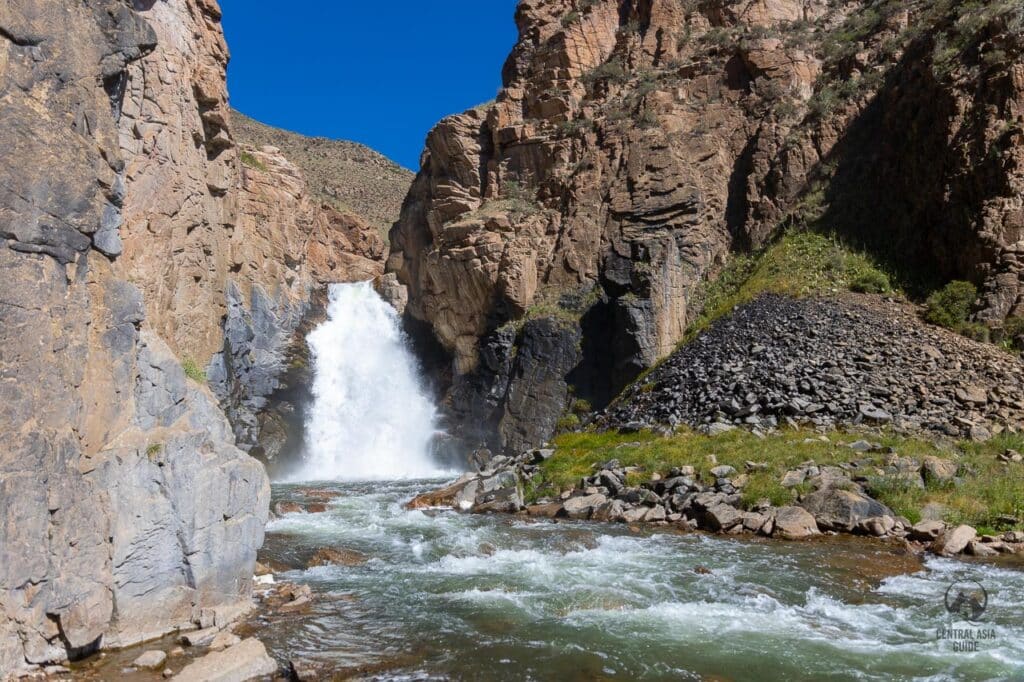 Song Kul 33 Papageien Wasserfall im Fluss Song Kul