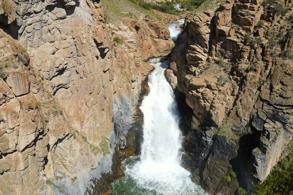 Son Kul Wasserfall von einer Drohne aus