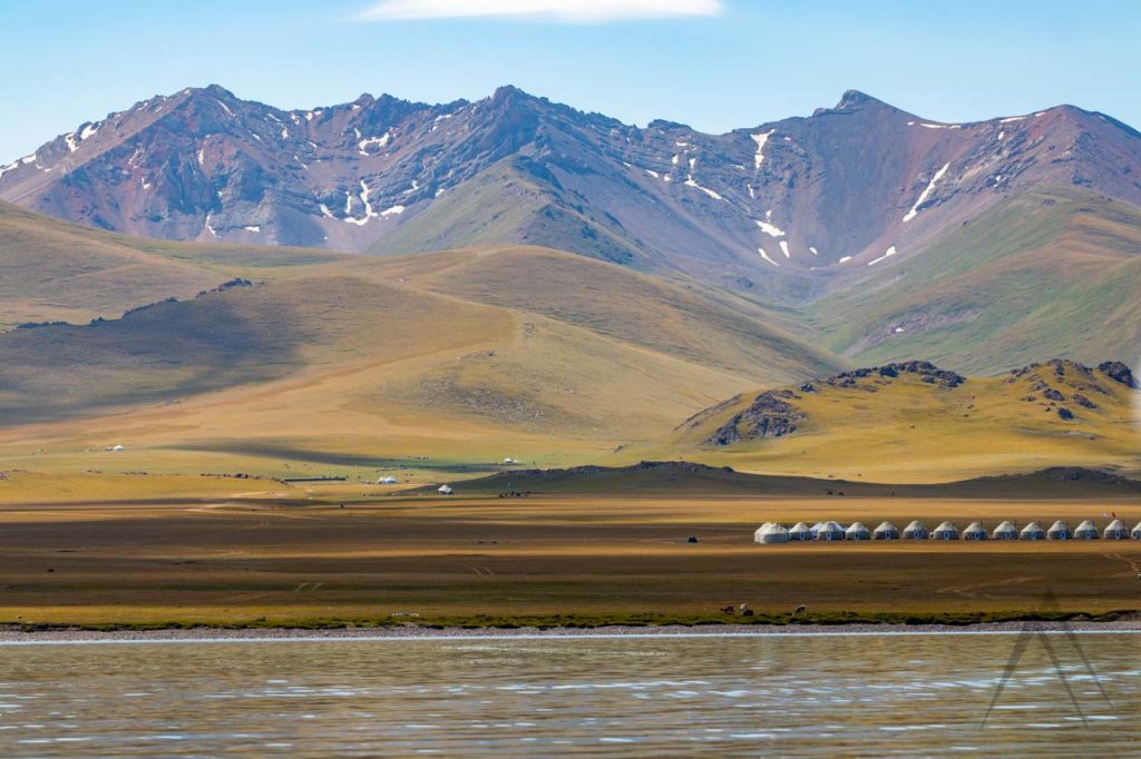 Son Kul See mit Jurten und Bergen im Hintergrund