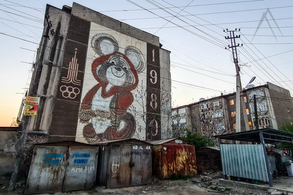 Sowjetisches Mishka-Mosaik in Osh
