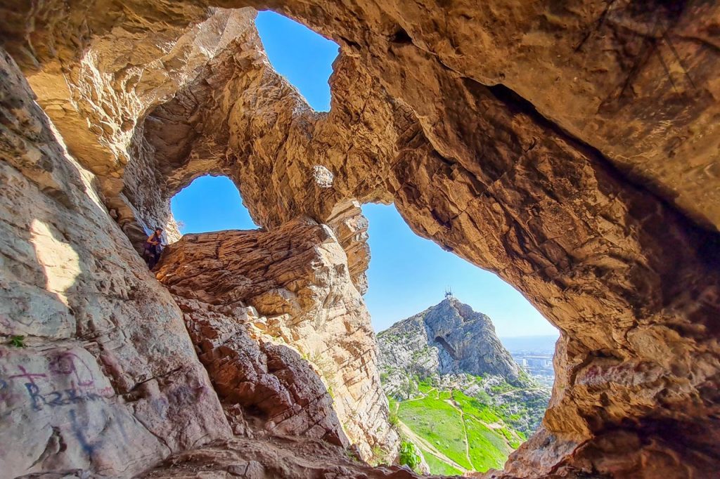 Drei-Fenster-Höhle in Sulaiman Too, Osh, Kirgisistan