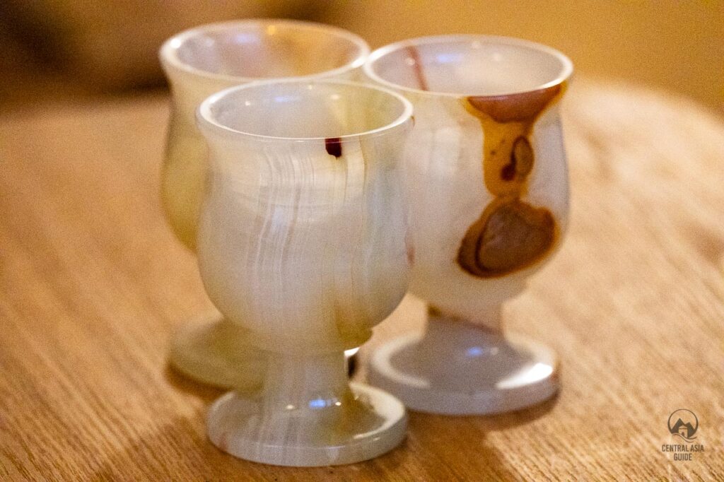 Tadschikische Steintassen sind tolle handwerkliche Souvenirs