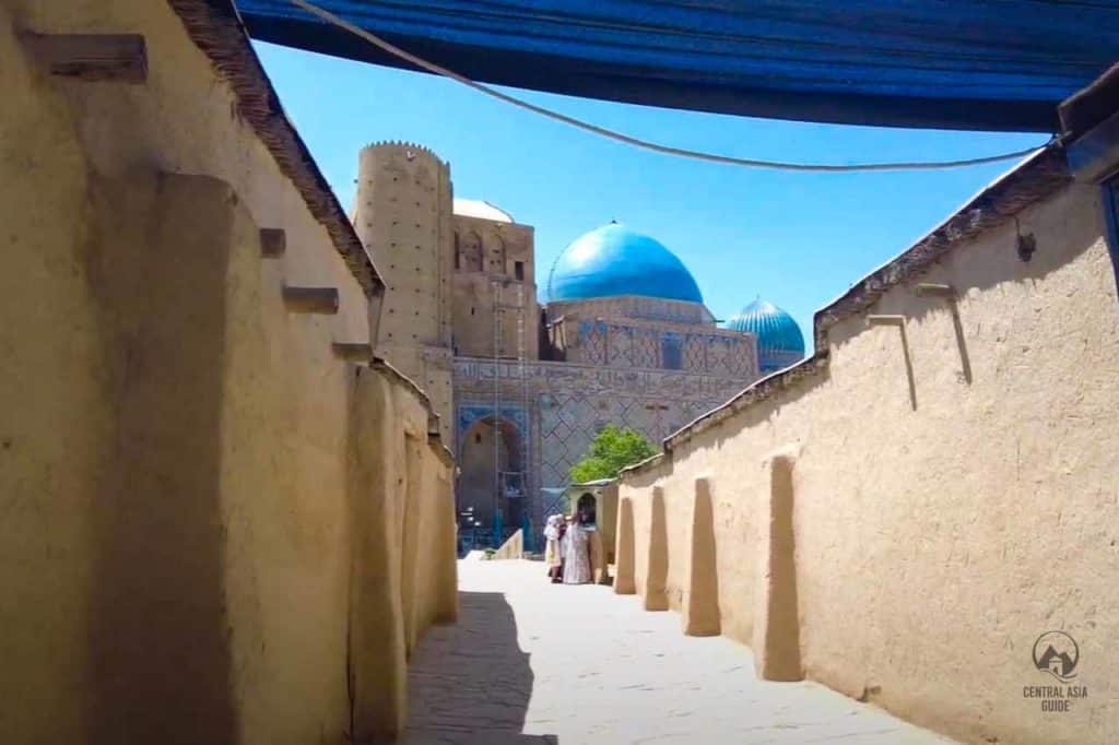 Türkisches UNESCO-Mausoleum von einer Altstadtgasse aus