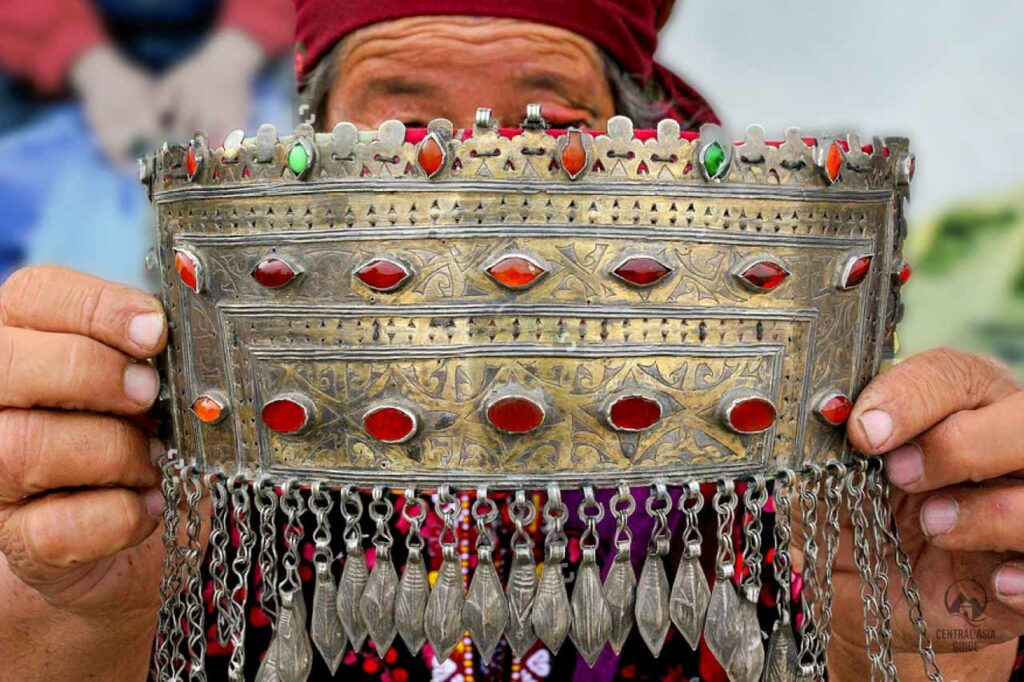 Turkmenische Frau mit Silberschmuck