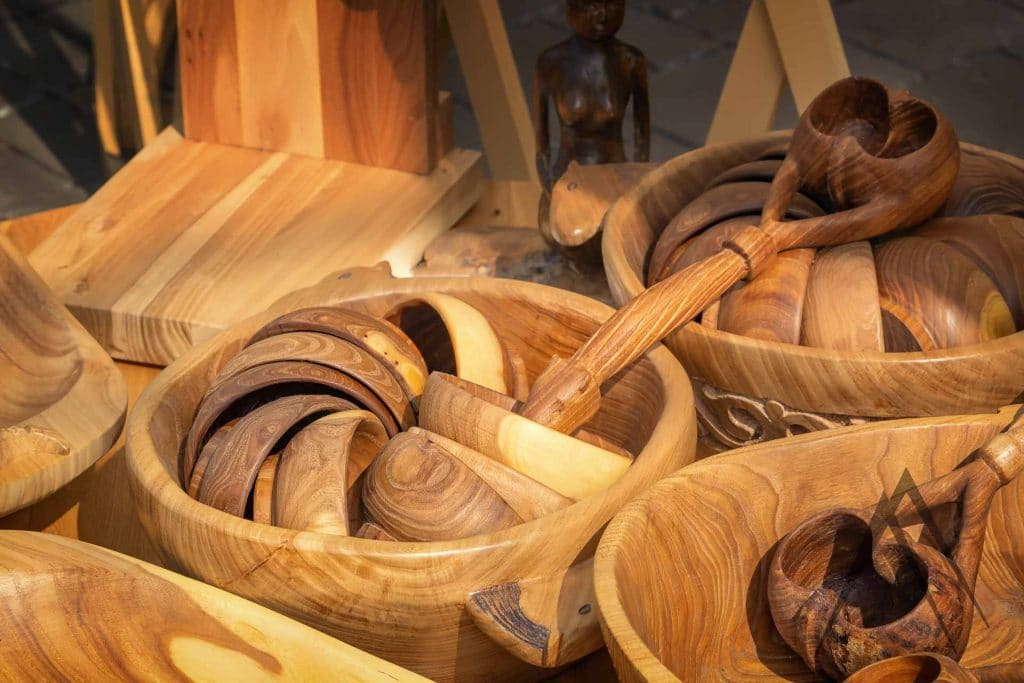Traditionelles kasachisches Holzgeschirr mit nationalen Ornamenten wird auf dem Straßenmarkt verkauft.